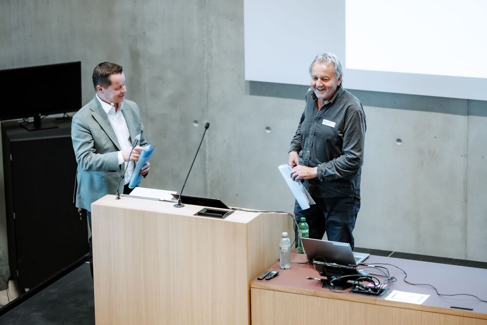 Urs-Peter Menti, Co-Institutsleiter Institut für Gebäudetechnik und Energie, mit Gion A. Caminada, ETH Zürich.